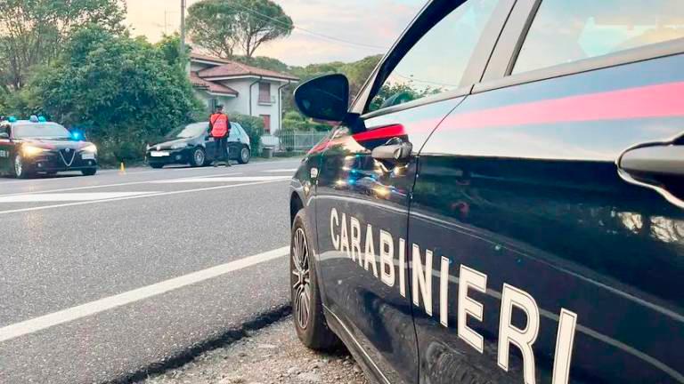 Medtem ko je ona ponujala spolne usluge, je on kradel strankam