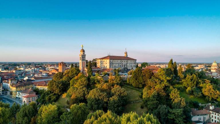 Več kot tri kilograme in pol hašiša zakopal na grajskem griču