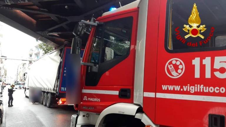 Pod železniškim mostom se je zagozdil tovornjak