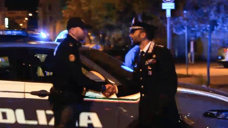 V Trstu so si policisti in karabinjerji segli v roko