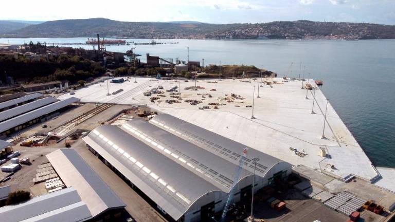 Na logistično platformo prihaja prva ladja