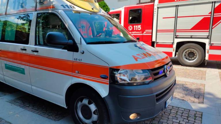 Zastrupljen z dimom na strehi industrijske hale