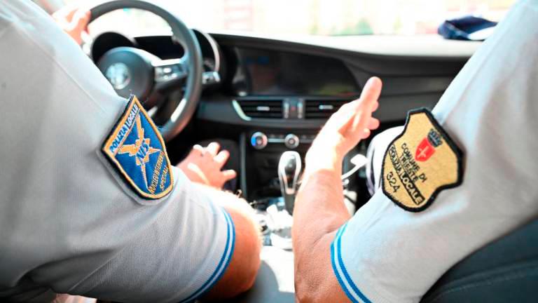 Po pobegu iz hišnega pripora grozil partnerki in razsajal na trgu