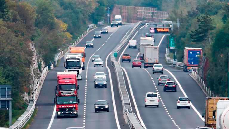 Na avtocestnem priključku trčila avtomobila