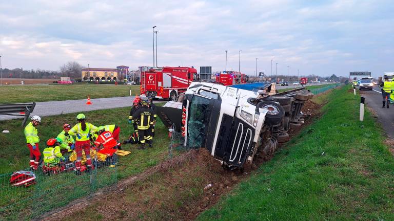 Na avtocesti A4 slovenski tovornjak zapeljal v obcestni jarek