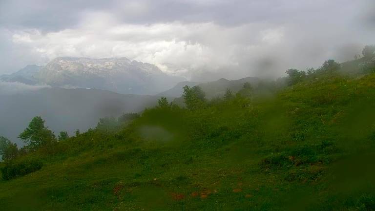 Popoldne in zvečer krajevne plohe in nevihte