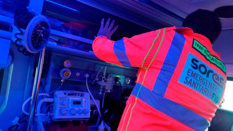 Na avtocesti A4 se je tovornjak prevrnil na bok