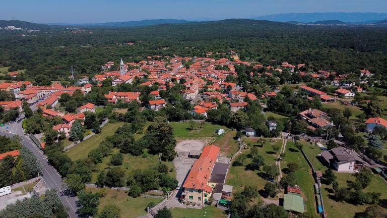 Konec tedna prijetno topel, od torka pa bo ponoči ponekod že zazeblo
