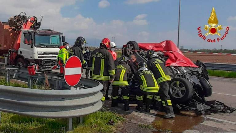 V čelnem trčenju umrl voznik avtomobila