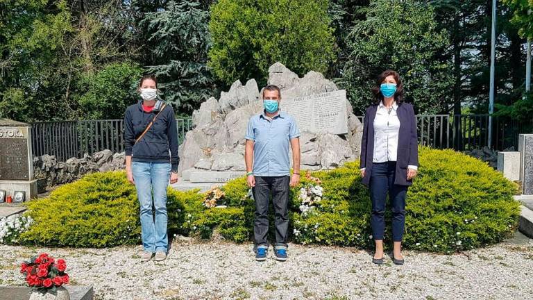 Spoštljiv poklon padlim ob 25. aprilu