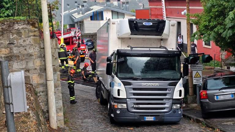 Na Škorklji se je na tramvajskih tračnicah zagozdil tovornjak (video)