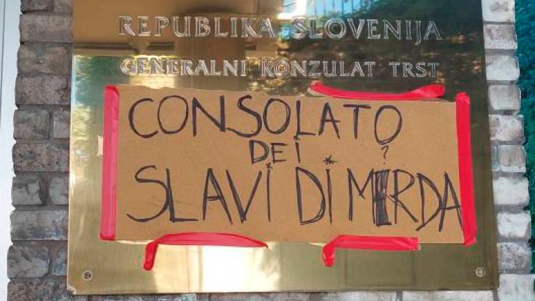 Avtor žaljivih napisov na konzulatu je Slovenec