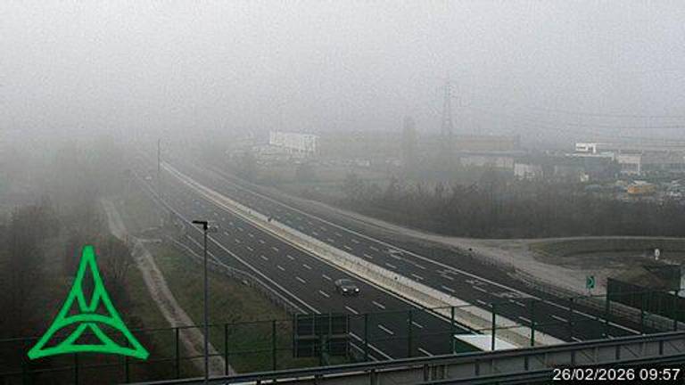 Na avtocesti A4 po trčenju dveh tovornjakov eden zgorel