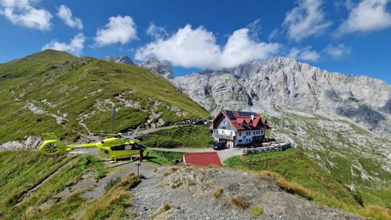 Helikopter v gorah s polnimi rokami dela