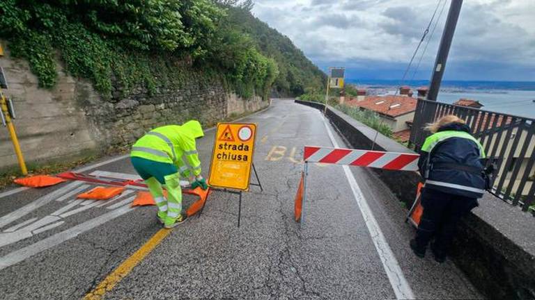 V Trstu poplave, zaprli Furlansko cesto, železniška postaja blokirana
