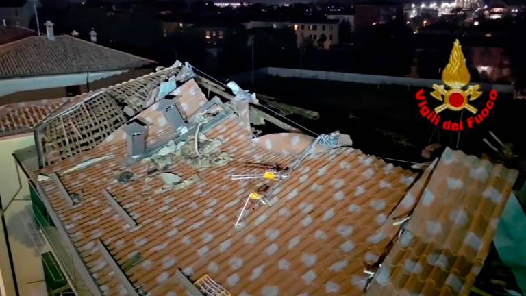 V desetih minutah toča poškodovala 10.000 vozil (foto)