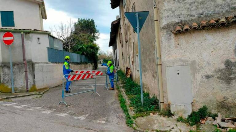 Na pločnik se je usulo več strešnih korcev