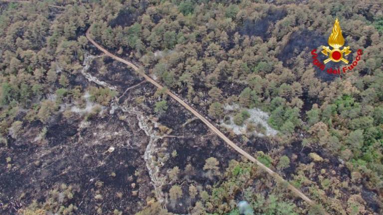 Z droni nad tleči ogenj (video)