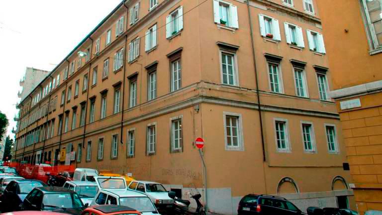 Razpisa za okrepitev Urada za slovenske šole