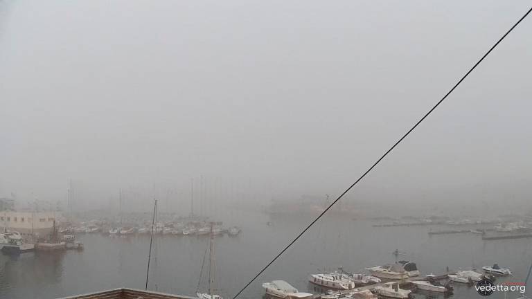 Na Tržaškem je morje prekrila megla