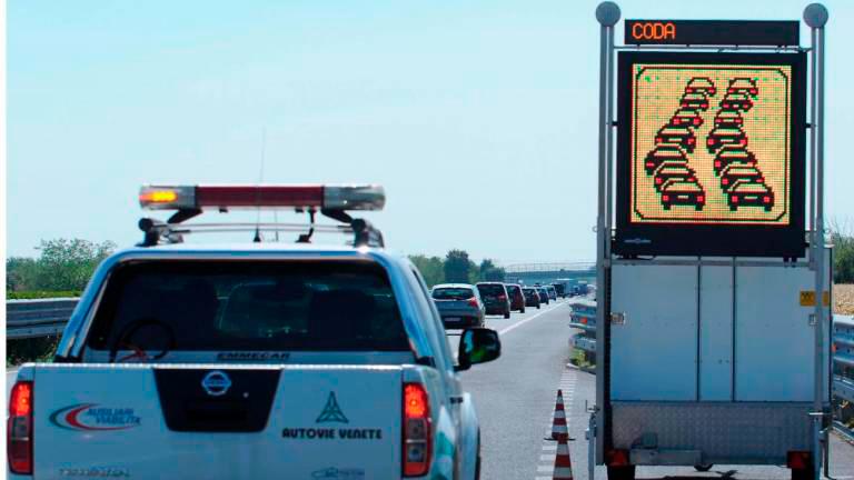 Na avtocesti A4 trčila kombi in tovornjak