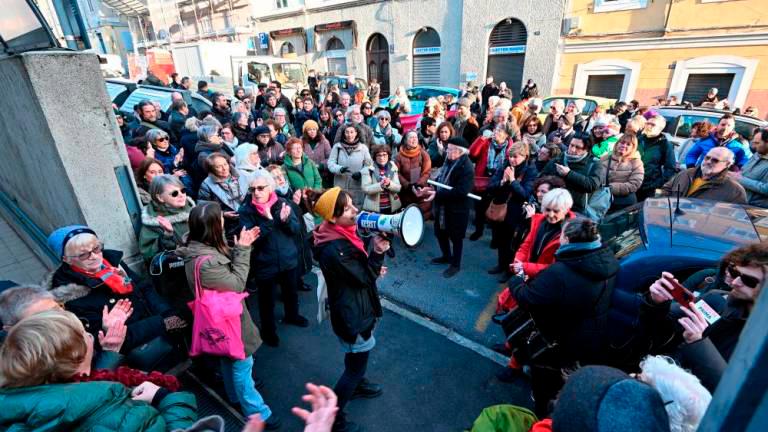 Sto dni po zaprtju bodo množično demonstrirali