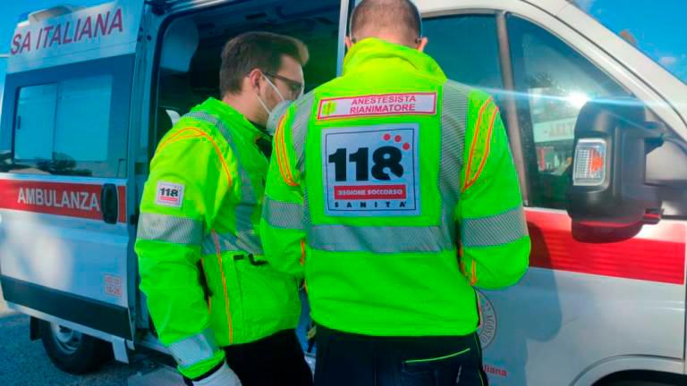 Umrl 68-letni motorist, žena hudo poškodovana