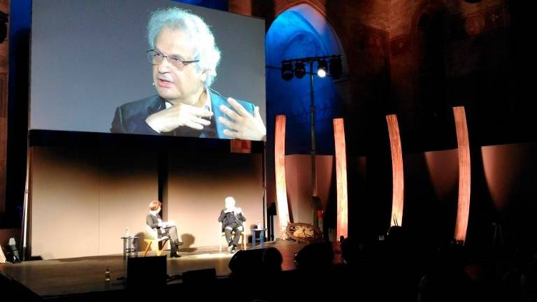 Literaturo prepleta z razmišljanjem o sodobnem svetu in dilemah človeštva