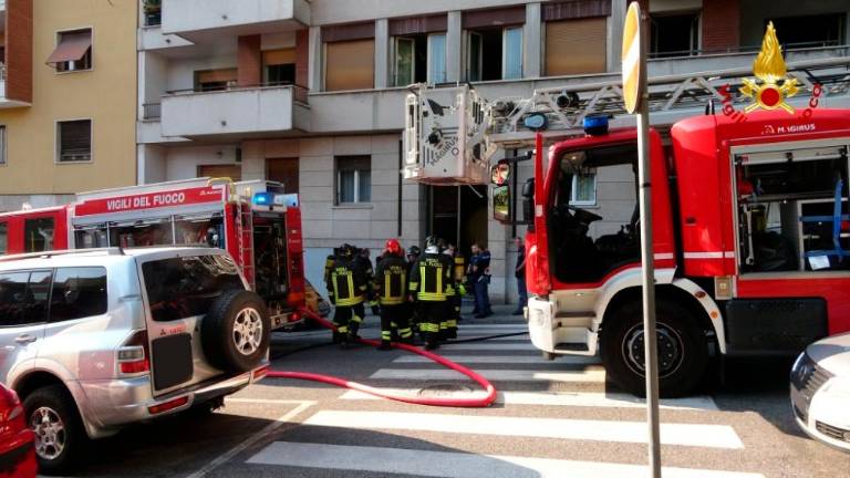 Zaradi požara evakuirali stavbo v Ulici Revoltella