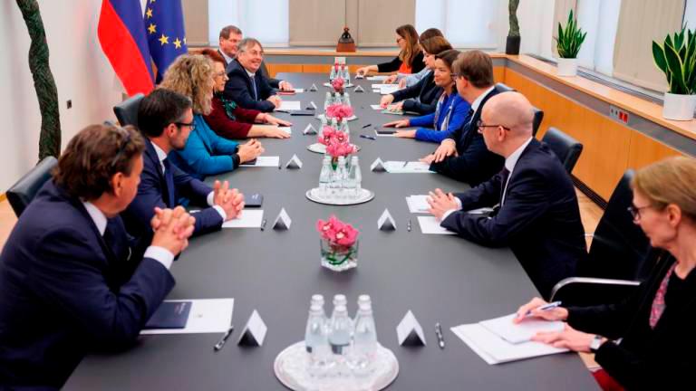 Manjšinska zgodba o prihodih in odhodih