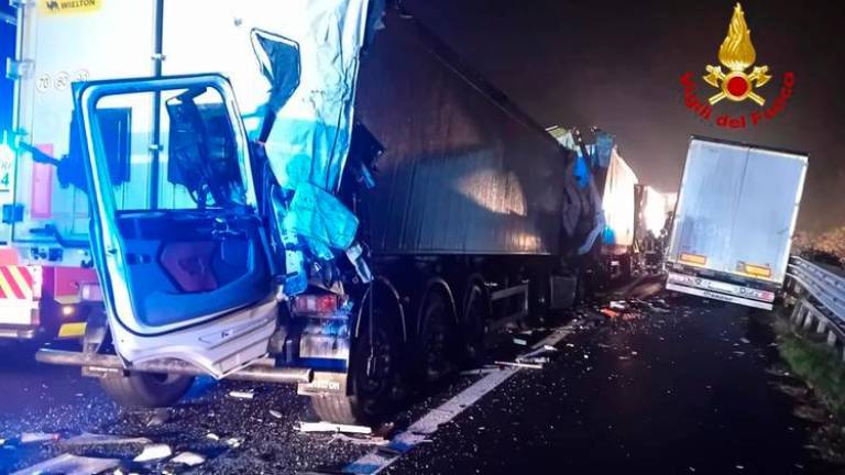 Na avtocesti A4 v prometni nesreči umrl mlad tovornjakar