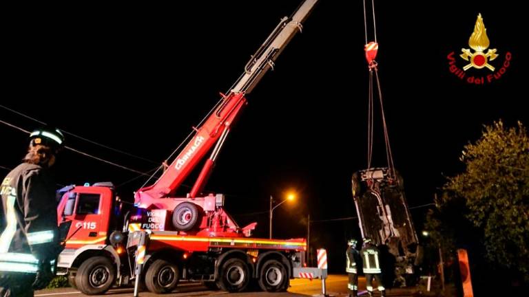 Avtomobil končal prevrnjen na vrtu in poškodoval plinsko cev