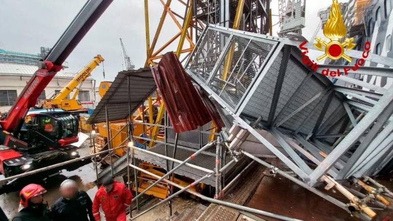 V tržiški ladjedelnici gradbeni oder zmečkal mladega delavca