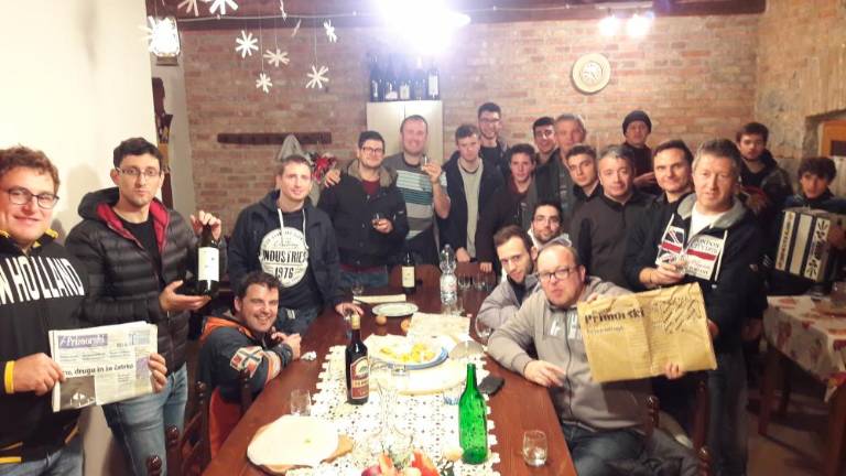 Sovodenjci ob martinovanju radi berejo nov in star (december 1966) Primorski dnevnik <i>(Edi P.)</i>