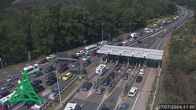 Na cestah in avtocestah nastajajo zastoji