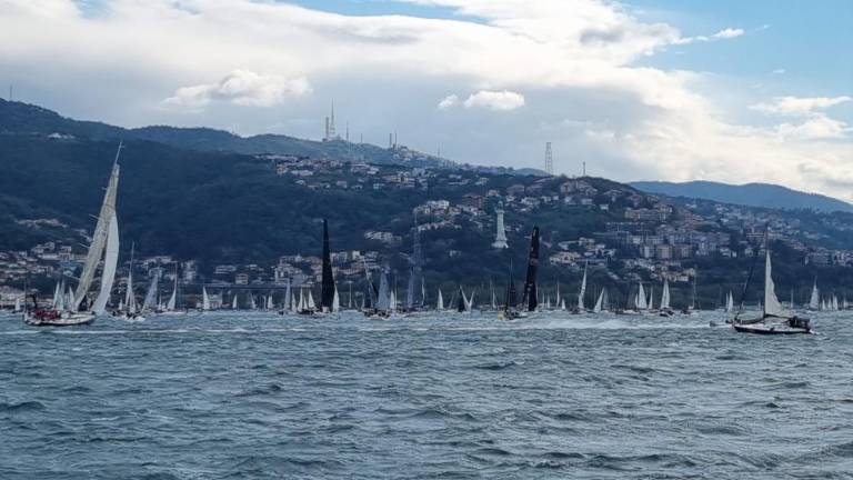 Barcolana: Skrajšali regato, konec za manjše jadrnice (v živo)