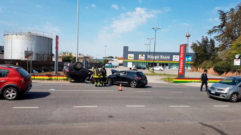 Po trčenju se je prevrnil na streho