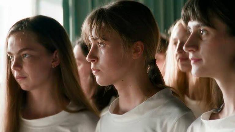 Krhka ravnovesja v dekliškem zboru