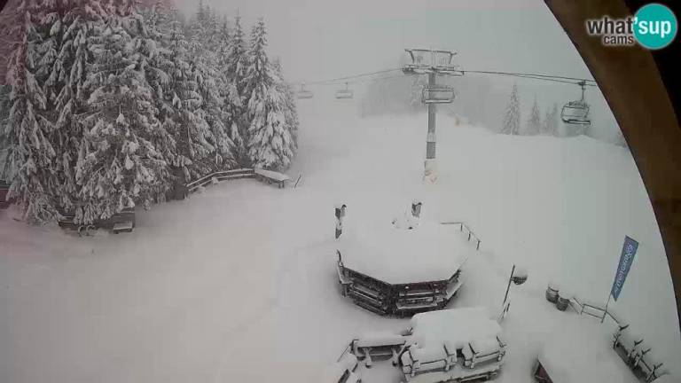 V FJK močno sneži tudi v nižjih gorskih predelih (foto)