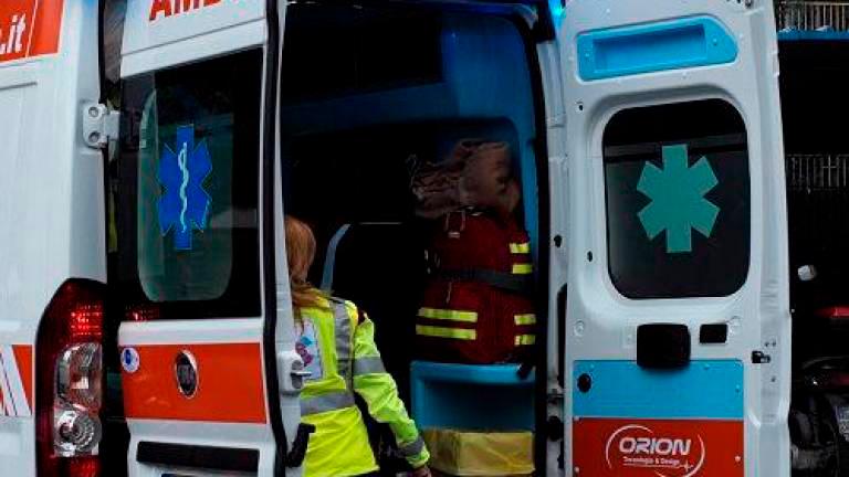 Skuteristki v bolnišnico po trčenju z avtomobilom