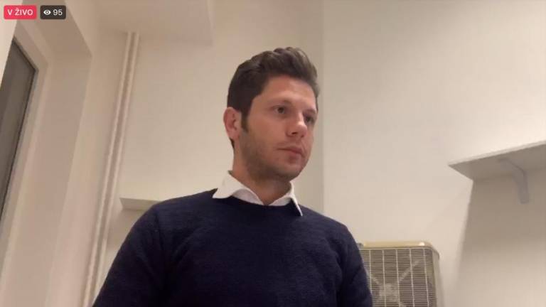 Zaradi proticepilskega svetnika spletno sejo začeli z zamudo