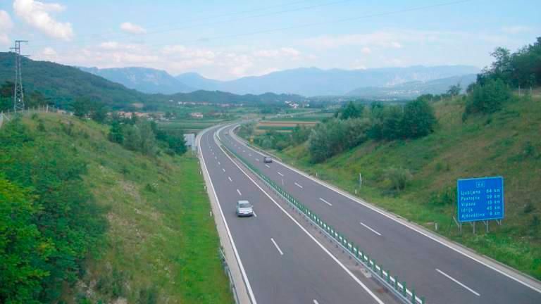 Pri Vipavskem križu drvela 175 in 161 kilometrov na uro