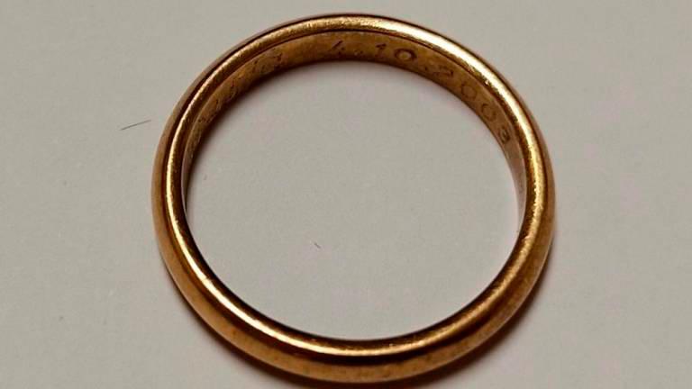 Izgubljeni poročni prstan po 20 letih spet pri lastniku