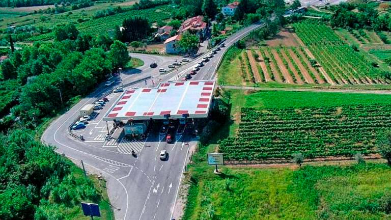 Brez vozniške za volanom porscheja 911