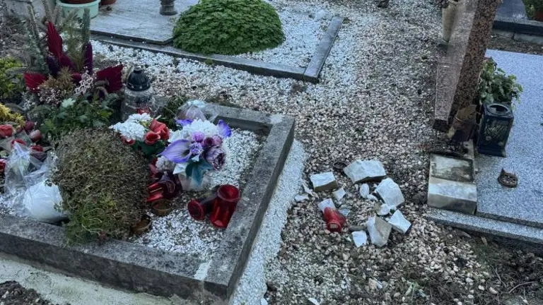 Z grobov sta kradla laterne in okrasne predmete