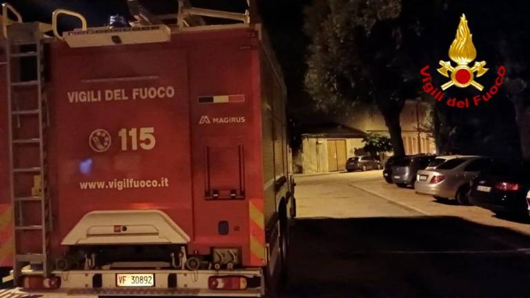 Iz cestnega jaška so se dvigali plameni