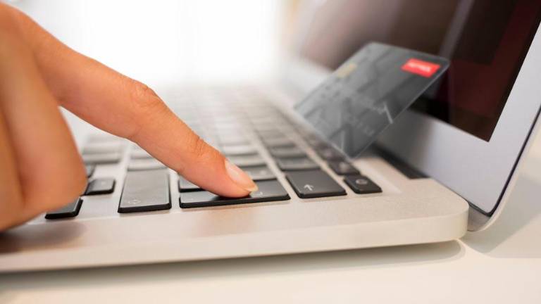 Gorivo plačevali s ponarejenimi karticami