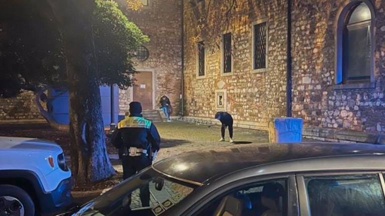 Nadlegovalec po posredovanju dekličinega prijatelja na intenzivnem zdravljenju