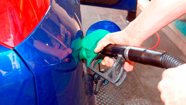 V Sloveniji bencin in dizel še vsaj 14 dni po 1,00 € za liter