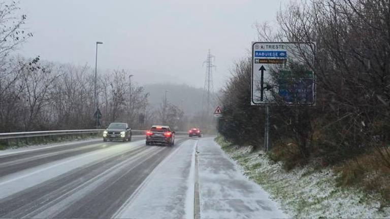 Večjih težav v prometu za zdaj ne beležijo, zaprli mestne parke